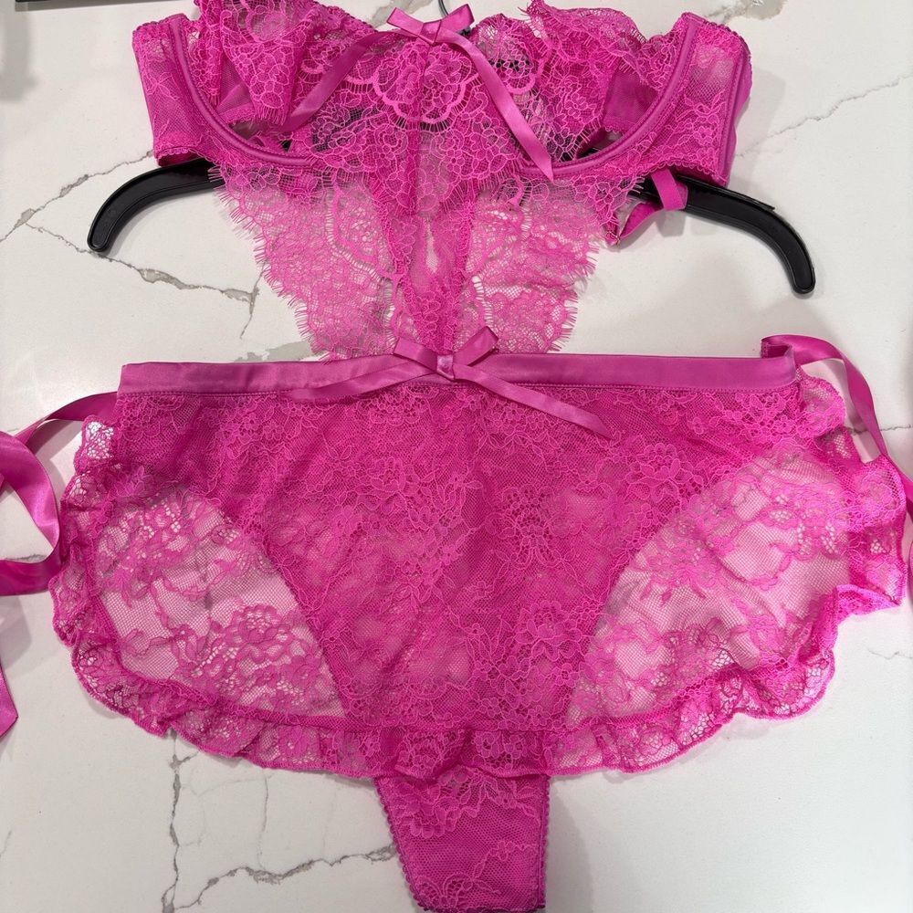 Victoria’s Secret The Dreamer Hot Pink Open Cup Apron Lace Teddy 4384 Size Large